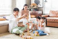 外婆望遠(yuǎn)鏡看孫子上學(xué)還自帶解說:“他站在第一個”!